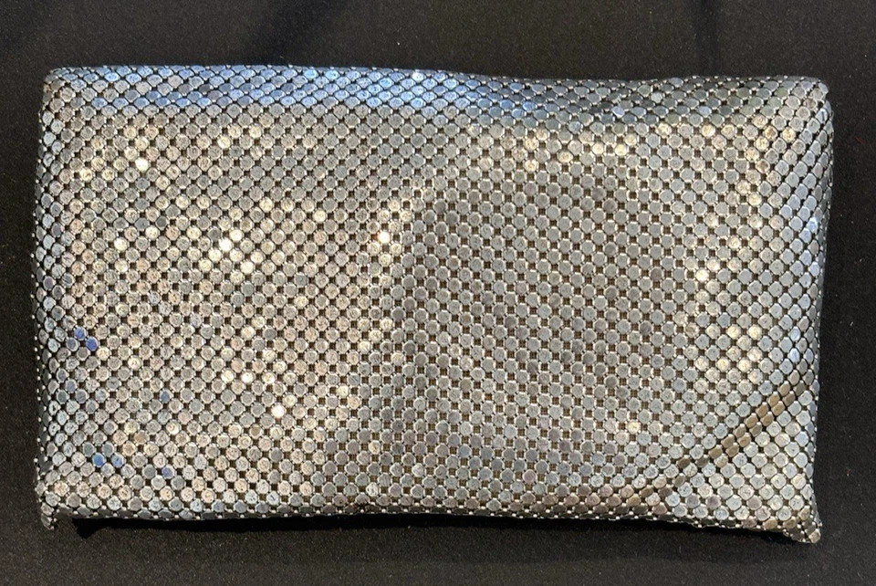 Bolso sin asas de malla metálica plateada Whiting & Davis compacto a juego, regalos de moda para ella Foto 4 de 4