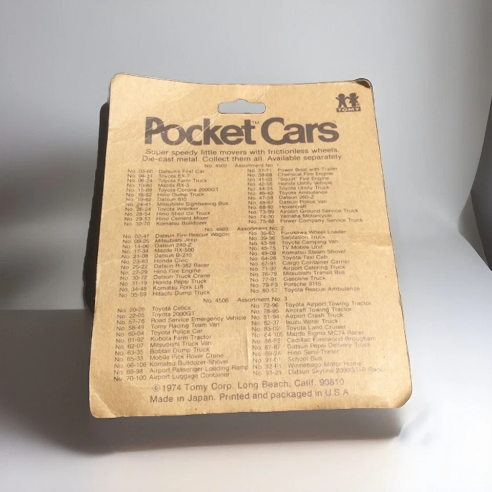 Tomy Pocket Cars To mica Cadillac Fleetwood Brougham color vino/rosa en tarjeta. Foto 2 de 2