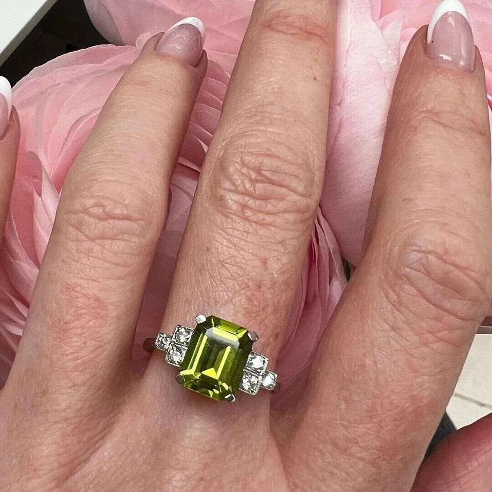 Alianza de diamantes peridoto natural corte esmeralda de 2,95 quilates de oro blanco real de 14 quilates Foto 2 de 4