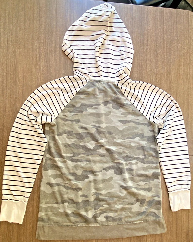 Sudadera con capucha para mujer Maurices talla mediana manga larga verde camuflaje rayas agujeros para los pulgares Foto 2 de 4