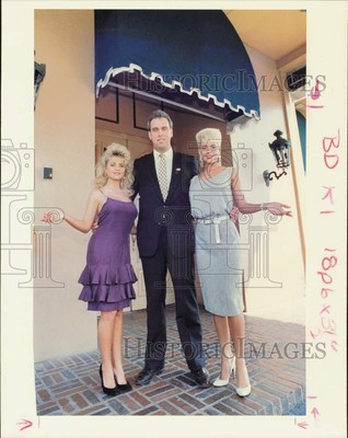1989 Press Photo Robert Furey and employees pose at door of Rick's Cabaret.