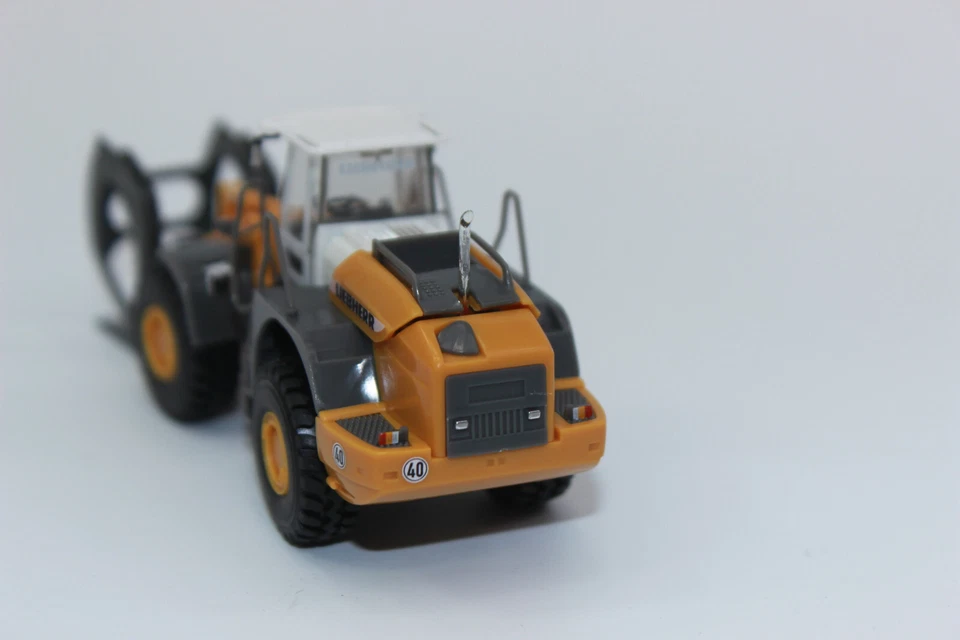 Herpa 306843 Liebherr Loader L580 Loghandler for Kurzholz H0 1:87 New IN Boxed - Image 3 of 4