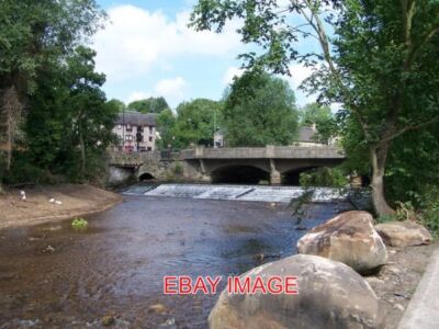 FOTO FELSBROCKEN AM FLUSS DON SHOULDIBRIDGE DIE GROSSEN FELSBROCKEN IM VORDERGRUND