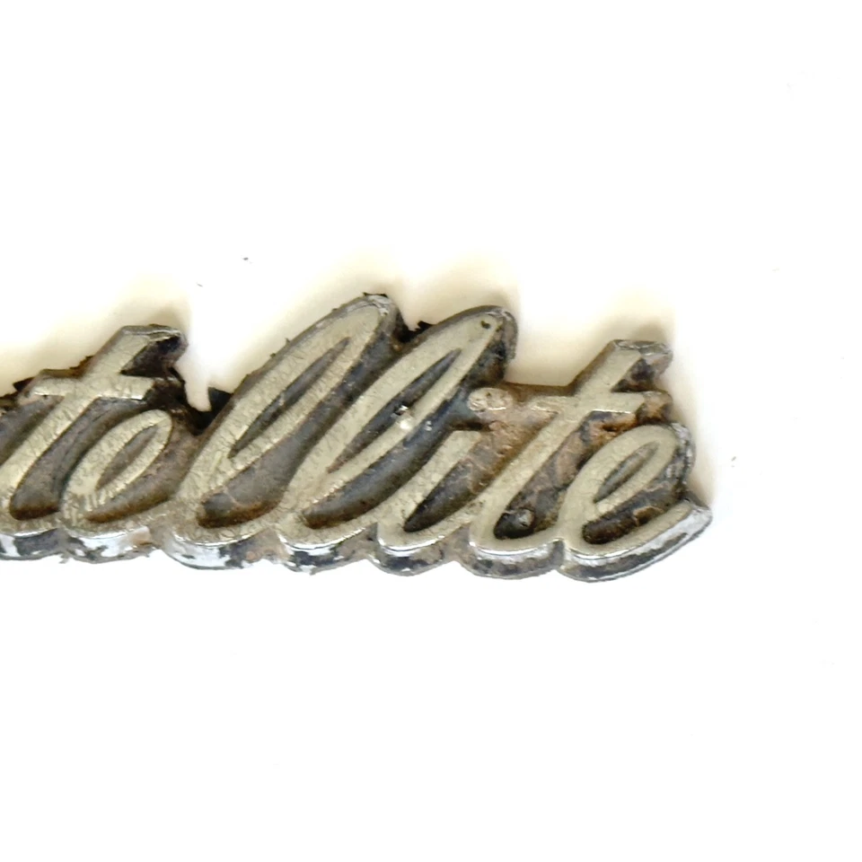 Vtg 4.5" Dodge Chrysler Plymouth Satellite Metal Adhesive Emblem Badge Nameplate Foto 3 de 4