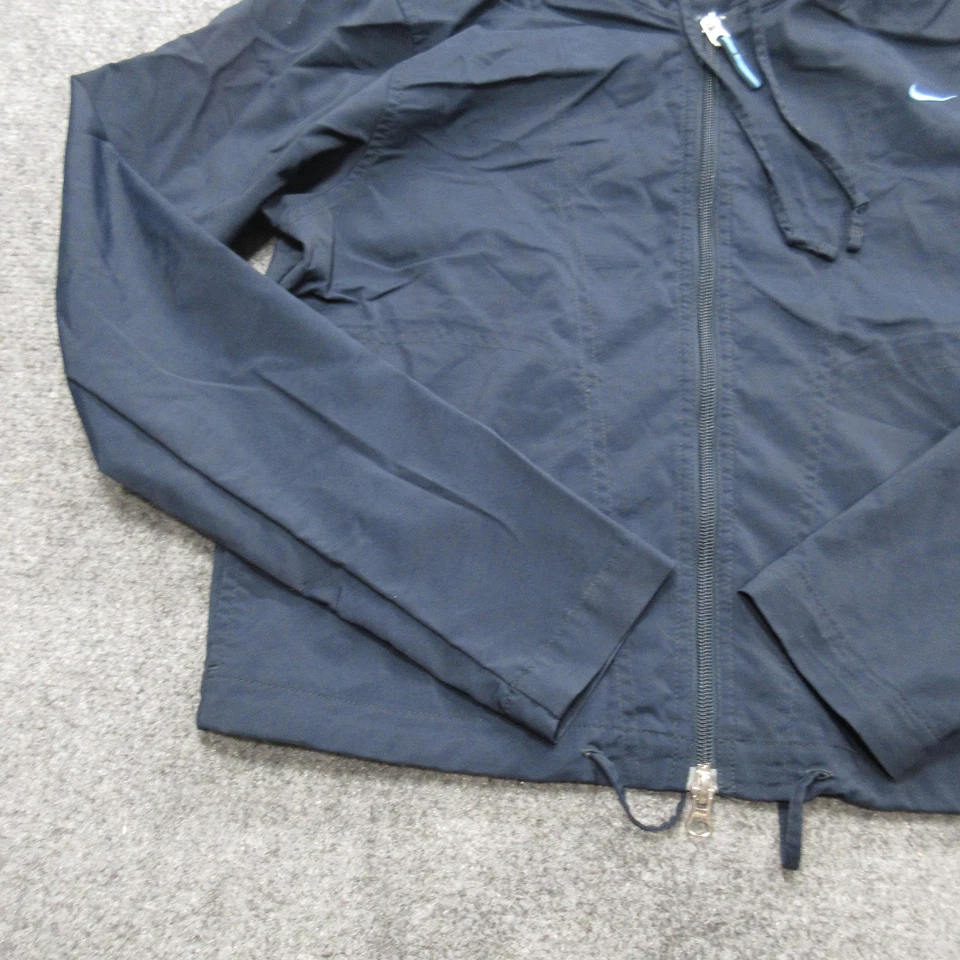 Chaqueta cortavientos ligera de colección Nike para mujer mediana cremallera completa con capucha Swoosh Foto 2 de 4