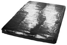 Spannbettlaken aus Lack in schwarz rundum stretch-umsäumt.