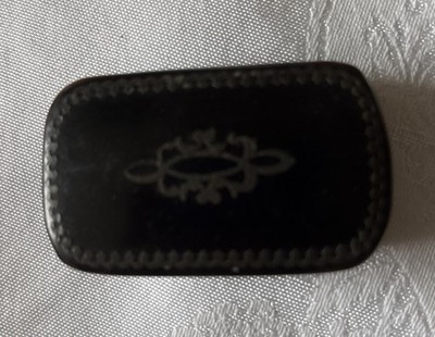 Viktorianische Schnupftabakdose mit Klappmache. 5,5cm x3,1cm. Prägung oben und Rand