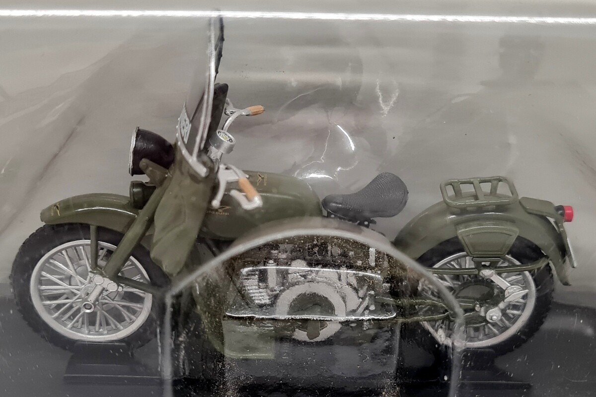 G&P 1/24 Moto Guzzi Falcone 500 1967 Carabinieri + Plinth