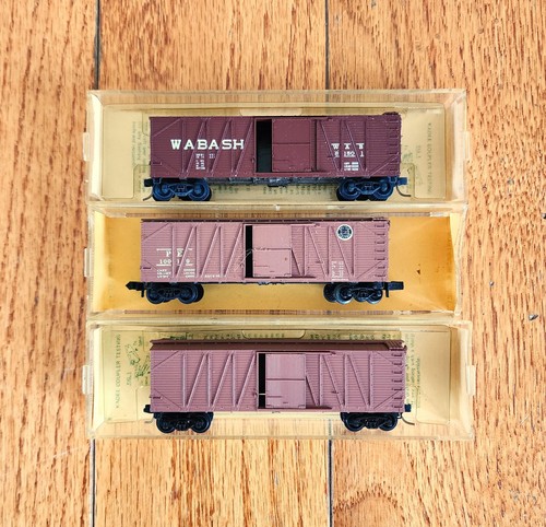 LOTE DE 3 - KADEE BOXCAR ESCALA N PE 28362-1 SIN LETRAS 28000 WABASH 28251 | Zustand: Used