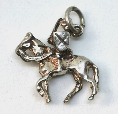 VINTAGE, SILBER CHARM / ANHÄNGER, RITTER ZU PFERD MIT SCHWERT & SCHILD