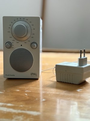 Tivoli Audio iPAL. Silver / White