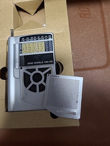 Grundig Mini World 100 PE AM/FM 6 Short Wave Radio - Zdjęcie 12 z 12