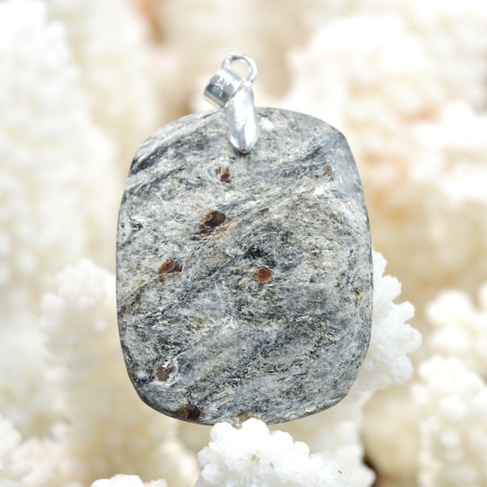 Grenat almandin mica schiste 36 carats : évitez les faux bijoux avec ce vrai pendentif d'Écosse