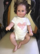 Vds très jolie poupée reborn bébé fille très expressive avec cheveux 35 cm