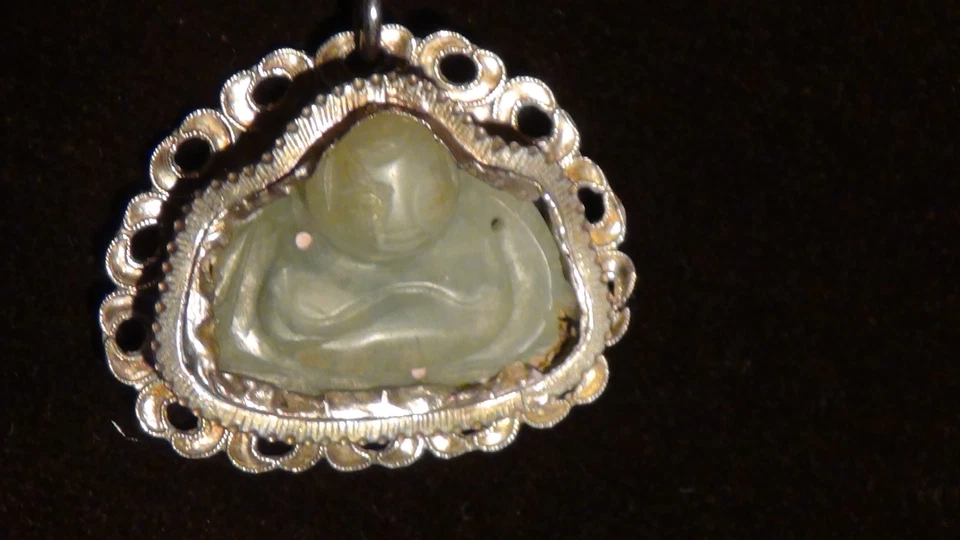 ANTIGUO AMULETO DE BUDA JADE CELADÓN NEFRITA CELADÓN CHINO DINASTÍA QING CON CADENA ESTERLINA Foto 2 de 4
