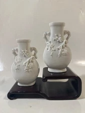 A PAIR OF CHINESE ANTIQUE BLANC DE CHINE PORCELAIN VASE