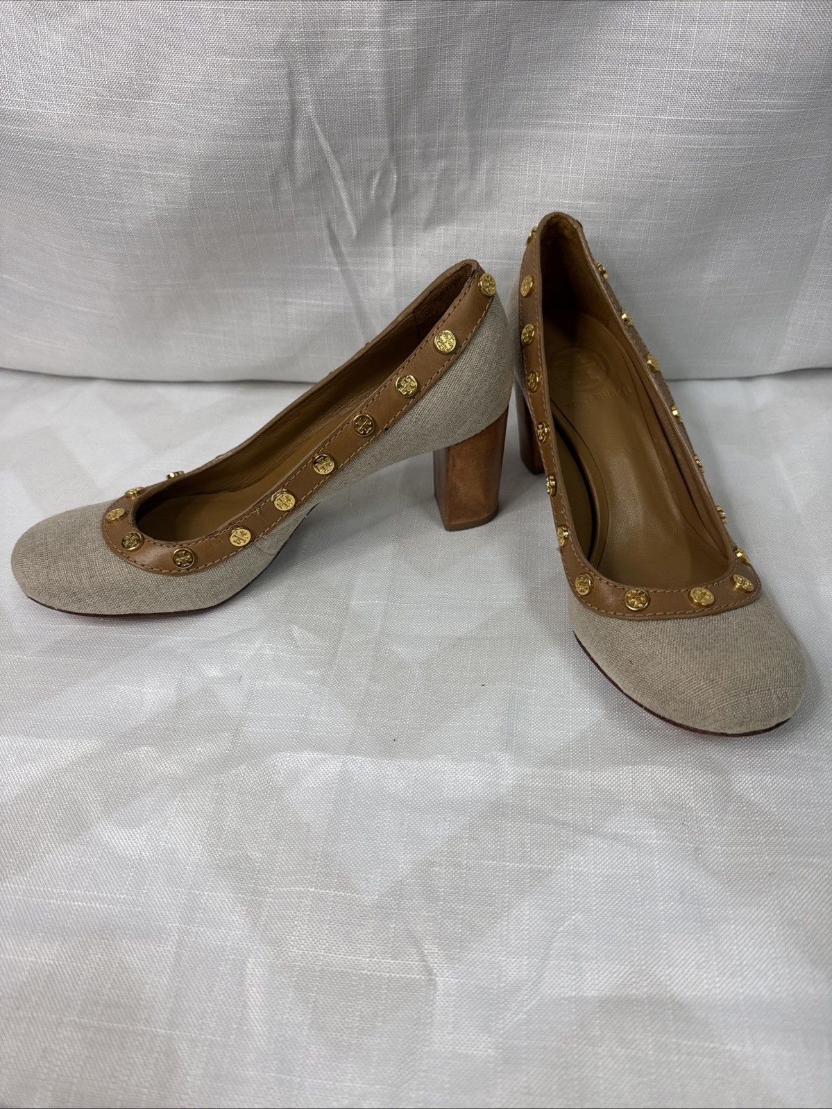 Tory Burch Pumps Heels Shoe Tan With Gold Studded Logo Sz 7 thumbnail 2