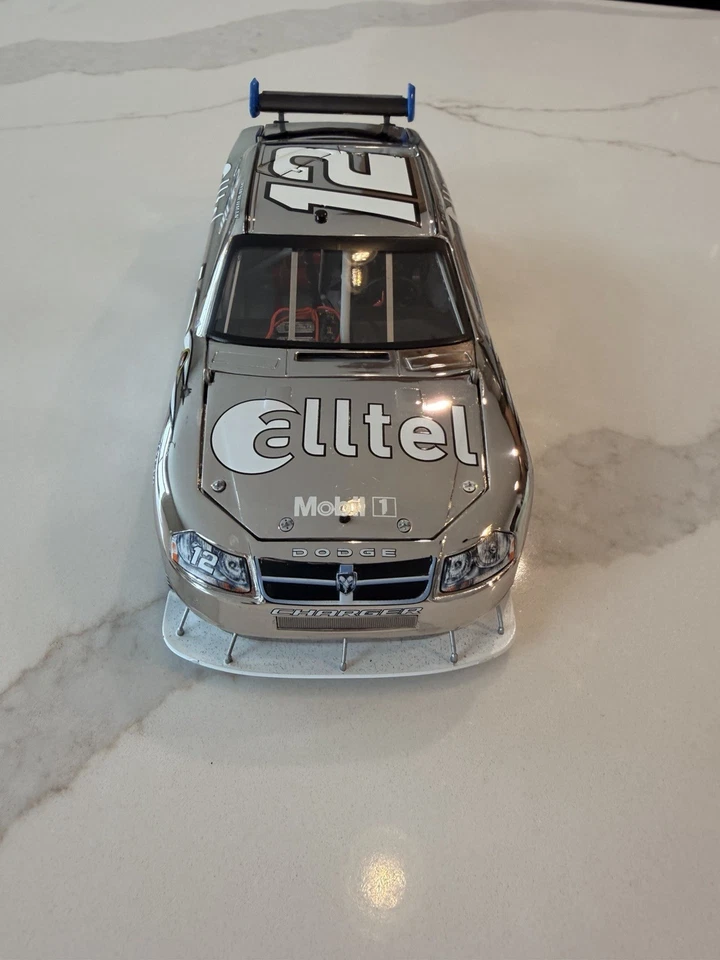 Coche diecast Ryan Newman Platinum Elite 2008 Alltel Penske 1:24 NASCAR Foto 4 de 4