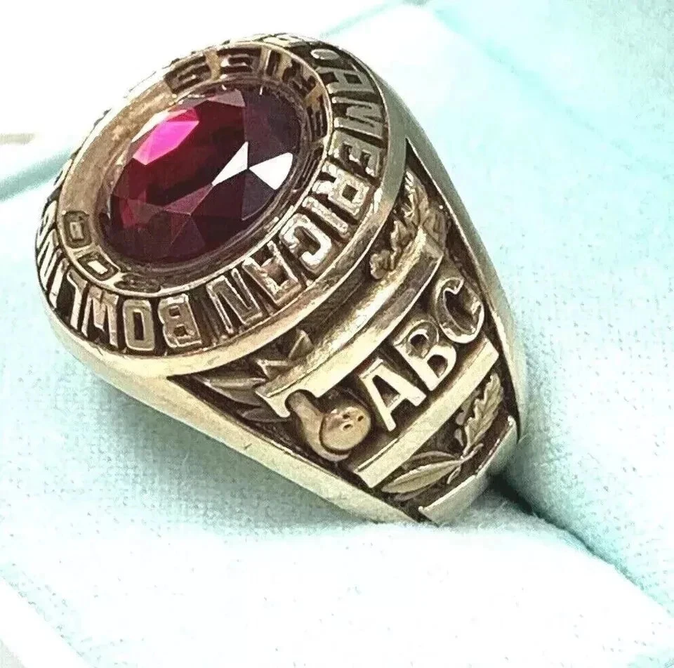 Anillo de Congreso Americano de Bolos Creado en Laboratorio Ovalado de 2 quilates Chapado en Oro Amarillo de 14K Foto 4 de 4