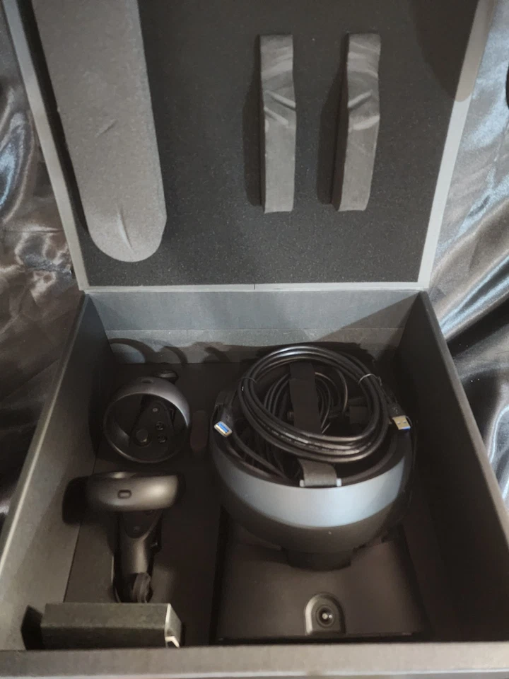 Oculus Rift S VR Headset with 2 Handheld Controllers/Cables & VR stand - Image 2 of 4