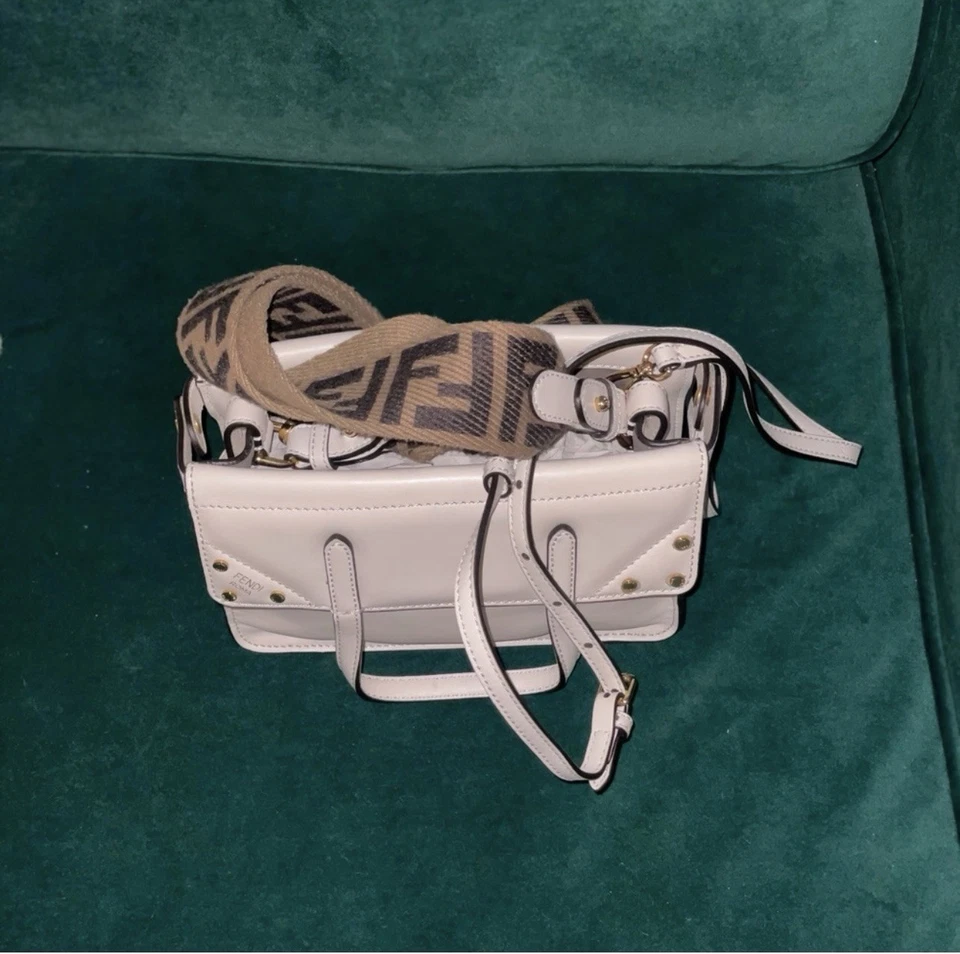 Bolso abatible Fendi Grace. Blanco con oro ¡Excelente estado usado! Dos correas Foto 4 de 4