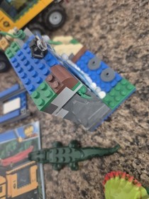 Lego City Jungle Mobile Lab 60160 mostly complete LEGO set with instructions
