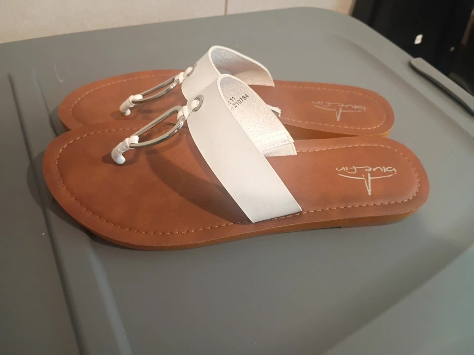Bluefin Women's White Slip On Sandals 11 Medium Brand New - Image 4 of 4