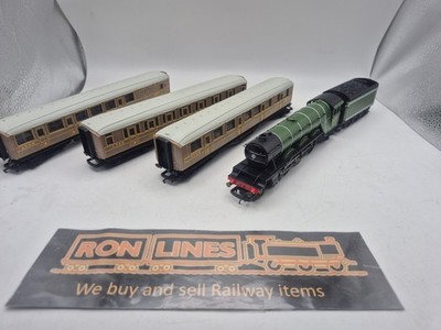 Hornby Spurweite OO Flying Scotsman LNER Klasse A3 + 3 TEAK-REISEBUSSE