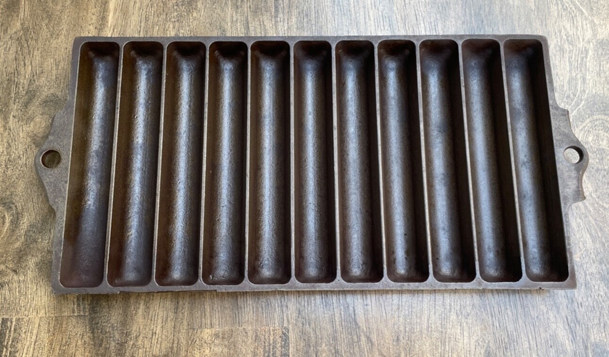 Vintage RESTORED unmarked Favorite Piqua Ware Cast Iron Corn Bread