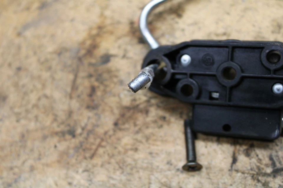 07-11 铃木 VSTROM 650 后乘客座椅闩锁组件 BB340 — 第 4/4 张图片