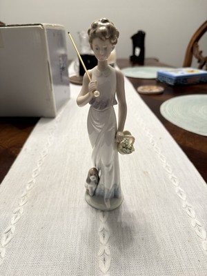 Lladro 7617: Garden Classic With Broken Umbrella