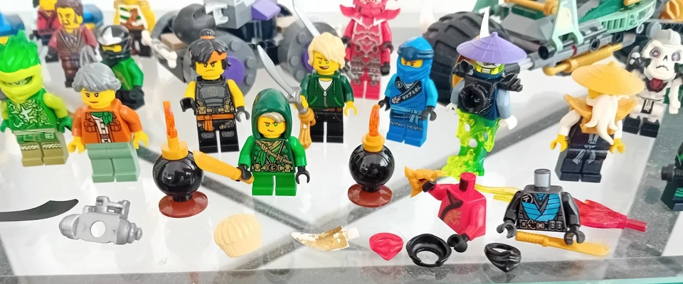 Lego NINJAGO set of 22 Figures Loose WITH ROBOT, MOTORBIKE, ACCESSORIES - Immagine 3 di 4
