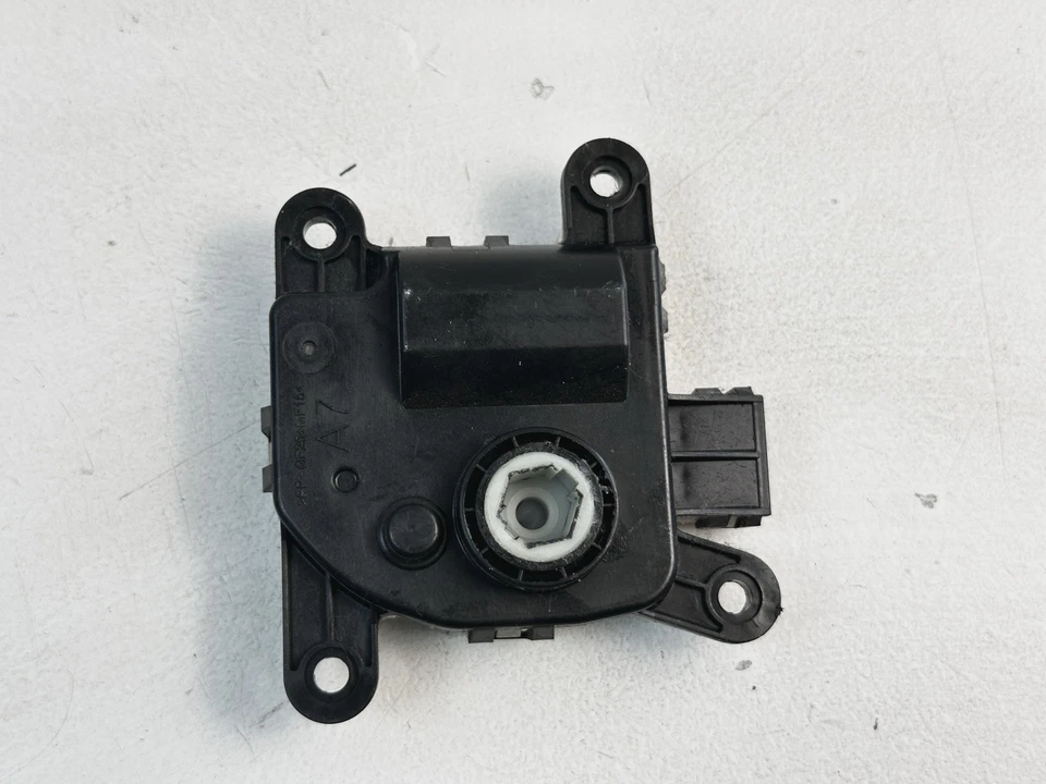 HYUNDAI TUCSON 2016-2021 HVAC AC HEATER FLAP SERVO ACTUATOR MOTOR OEM - Image 4 of 4