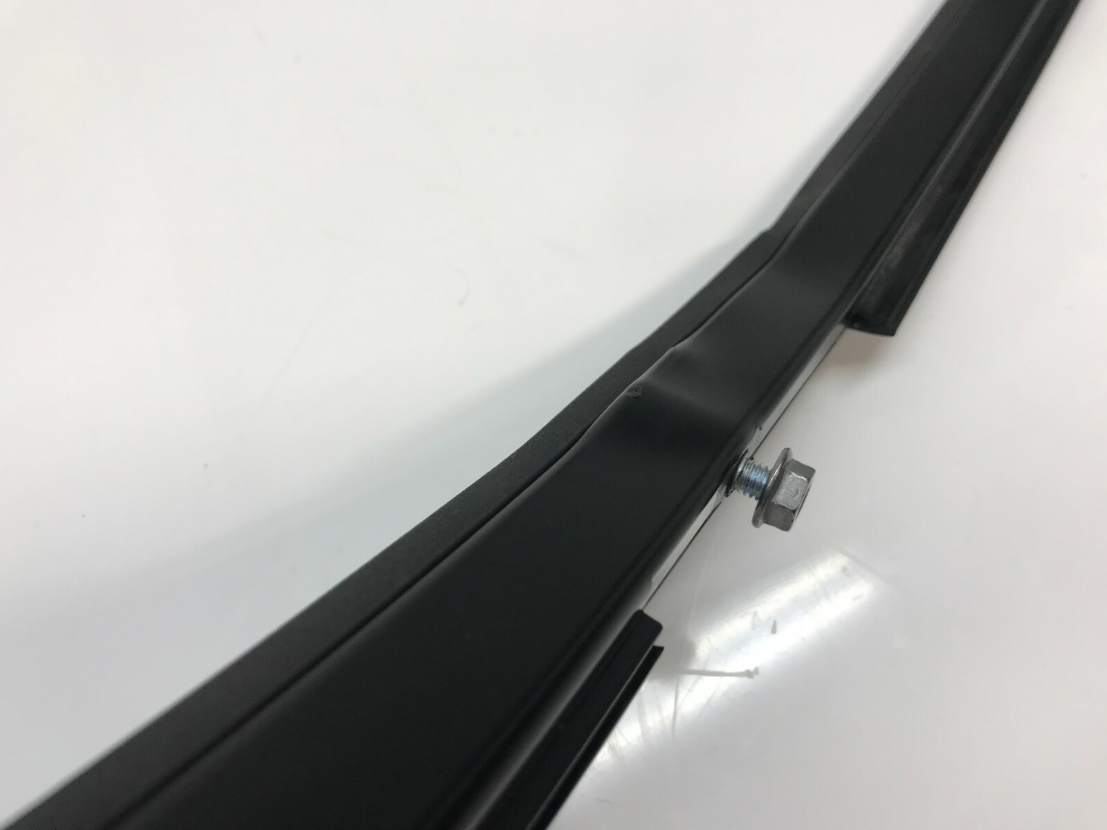 LAMBORGHINI AVENTADOR DRIVER LEFT LH GUIDE WINDOW DOOR SEAL RAIL OEM 470837403F