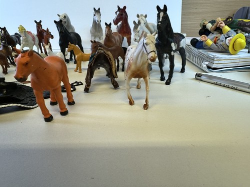 Rear Lot Of 30 Vintage & Modern Toy Plastic Horses- All Brands Great Collection - Picture 7 of 21