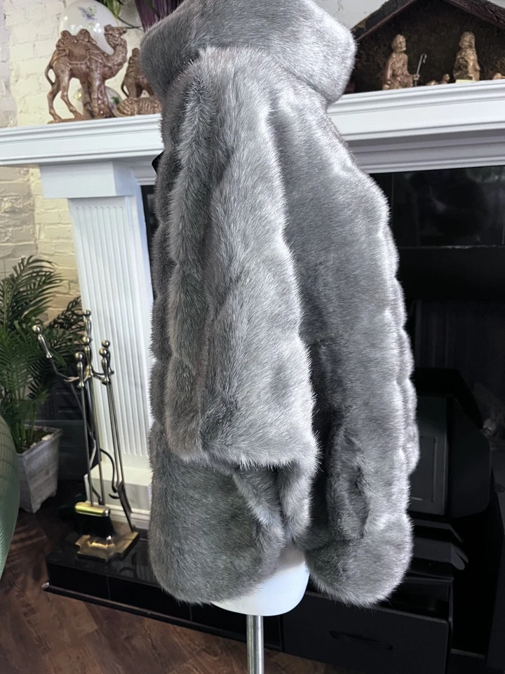 Mantón de piel sintética Kate Space. Mantón gris con lazo negro en la espalda. Foto 3 de 4