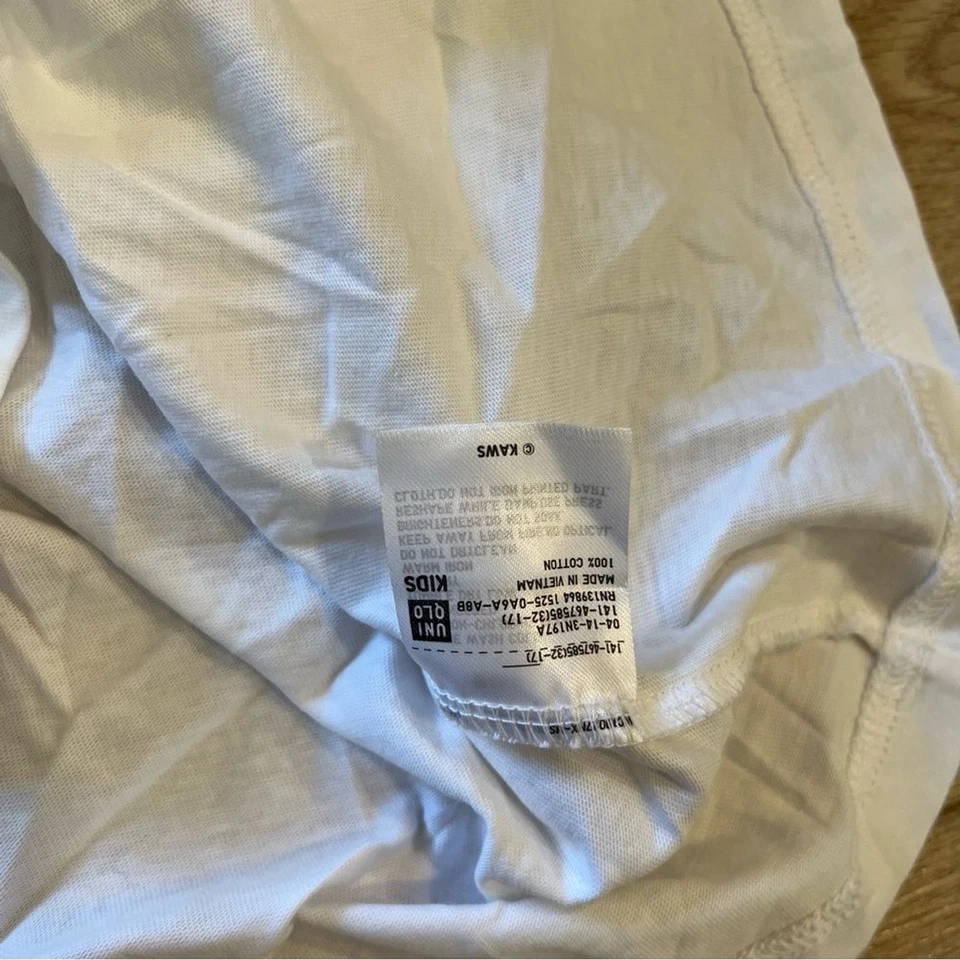 Uniqlo x KAWS Kids Cotton Short Sleeve Graphic Tshirt Size 13/XL - Image 4 of 4
