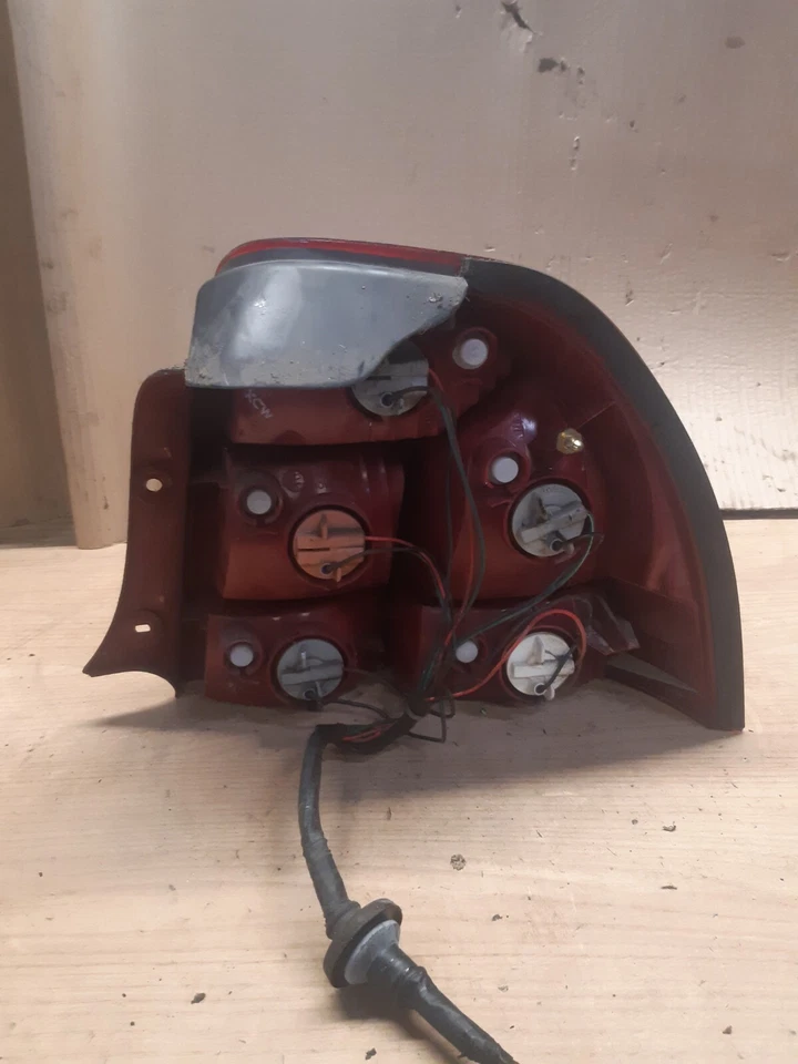 2001 KIA SPECTRA PASSENGER SIDE REAR LIGHT - Image 2 of 2