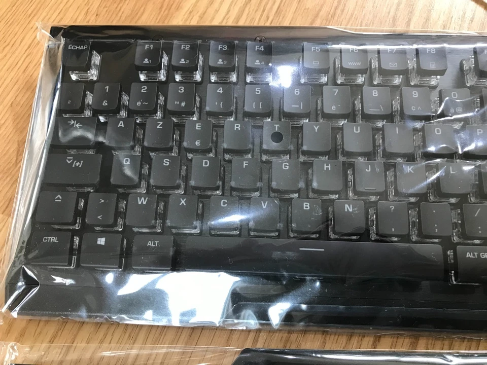 Roccat Vulcan Pro Linear Optical PC Gaming Keyboard - New - French Layout - Image 4 of 4