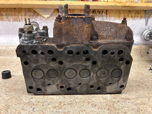 5015 Allis Chalmers cylinder head assembly - Picture 3 of 5
