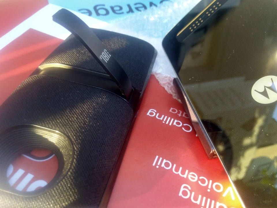 MOTOROLA ZPLAY UNLKD JBL SNDBOOST ANKER3PORT POWERBANK H2O 10gb PLAN SNAPDRAG625 - Image 3 of 4