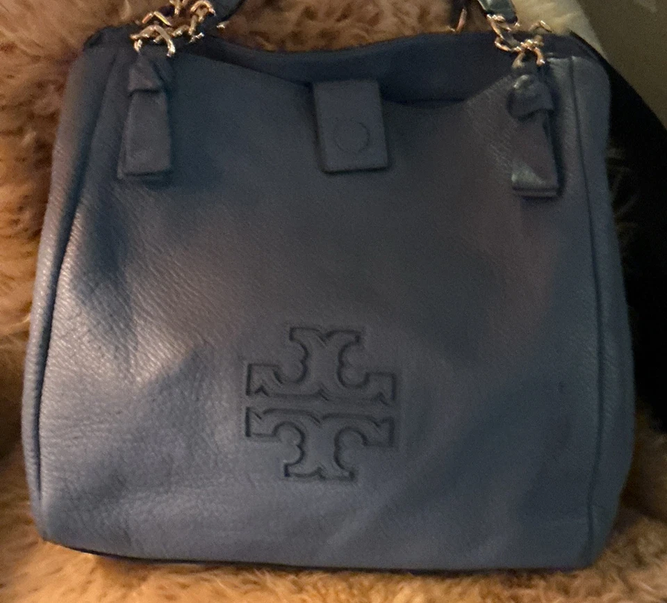 Bolso de mano grande de cuero azul TORY BURCH (usado). Excelente estado ver fotos Foto 2 de 4