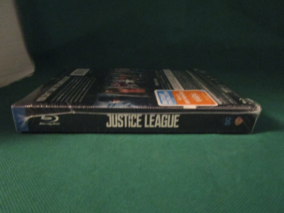 2018 Justice League (Walmart Exclusive) (Blu-ray + DVD + Pins) - Image 2 of 4