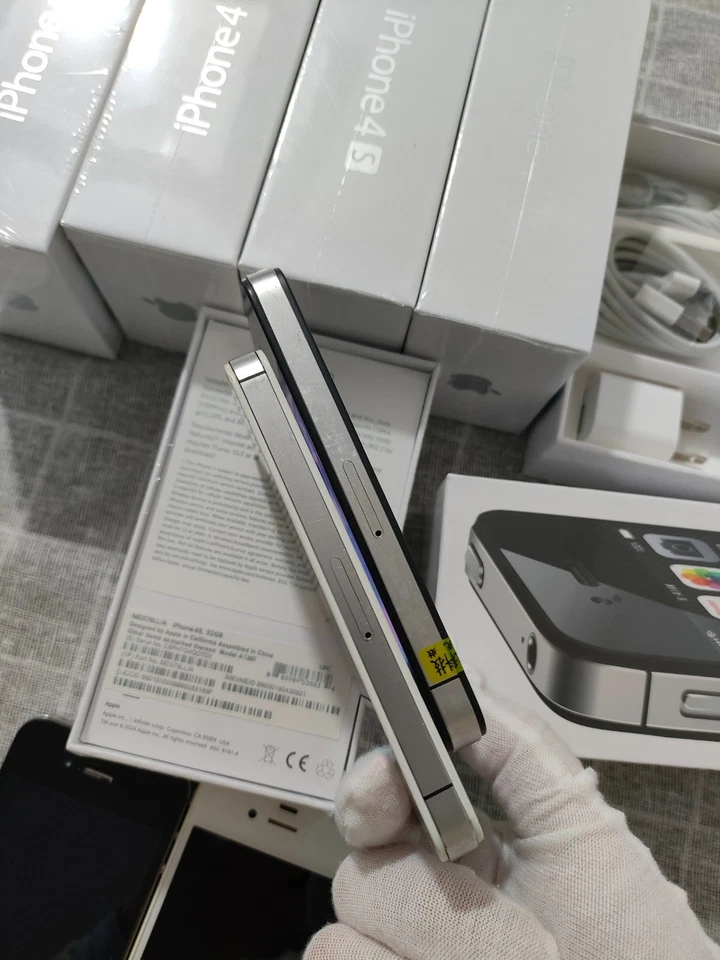 iPhone 4 4s 8/16/32/64GB Black/White Unlocked Tested Fully working phone + BOX - Image 3 of 4