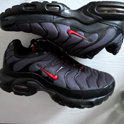 Nike Air Max Plus Herren Sneaker EU 43 Schwarz/Grau/Rot Low Top Schnürung