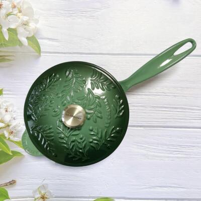 値下げ！　新品未使用LE CREUSET 緑色 片手鍋２１㎝　プレゼント付き Le Creuset Saucier artichoke Green olive branch relief one-handed
