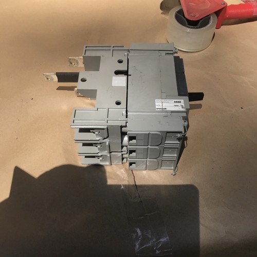 MERLIN GERIN NSF NSF250N 3 POLE 225 AMP CIRCUIT BREAKER COMPACT WITH PLUG IN KIT - Picture 3 of 5