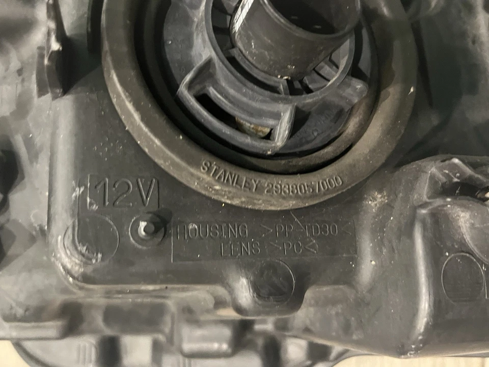 2011 Mitsubishi Endeavor Headlight Right Passenger Side OEM Halogen 2008-2011 Foto 4 de 4