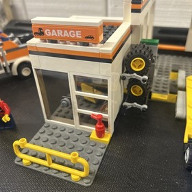LEGO #7642 Garage &ndash; Complete w Instructions & Minifigs 2009 Retired & Rare!