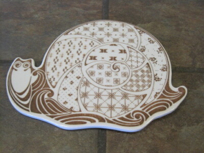 ESSENTIALS ~ SNAIL TRIVET / WALL TILE ~ SUPER CUTE, EUC